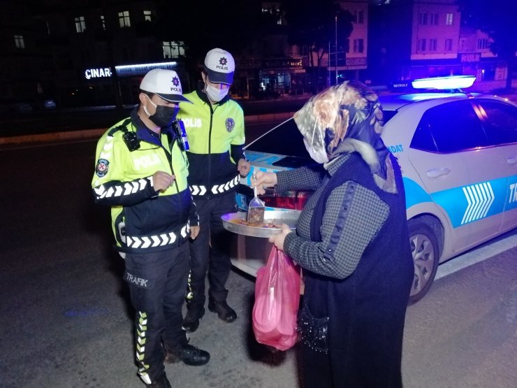 Lokantacı kadından görevli polislere tatlı ikramı