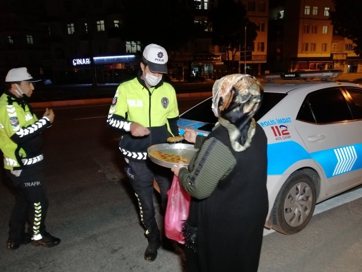 Lokantacı kadından görevli polislere tatlı ikramı