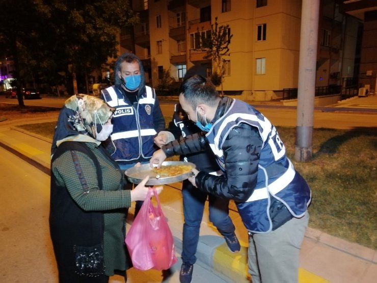 Lokantacı kadından görevli polislere tatlı ikramı