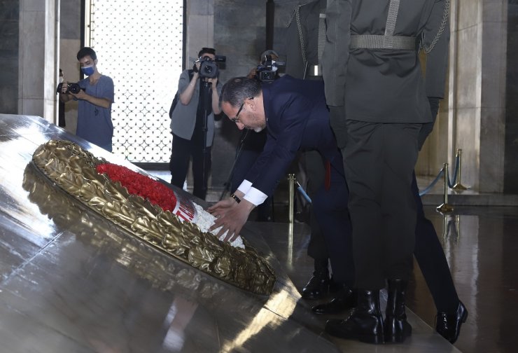 Bakan Kasapoğlu, 19 Mayıs sebebiyle Anıtkabir’de düzenlenen törene katıldı