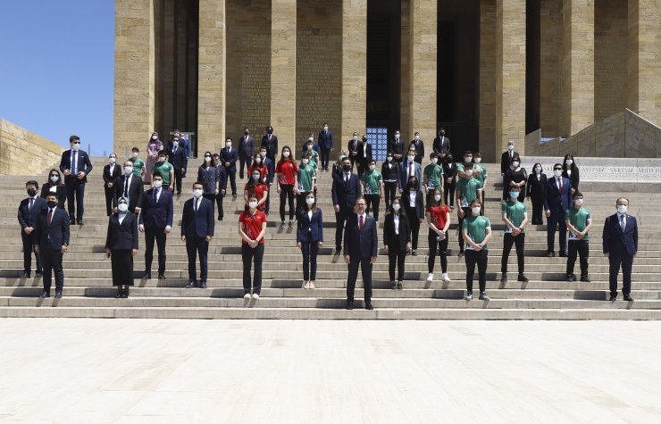 Bakan Kasapoğlu, 19 Mayıs sebebiyle Anıtkabir’de düzenlenen törene katıldı