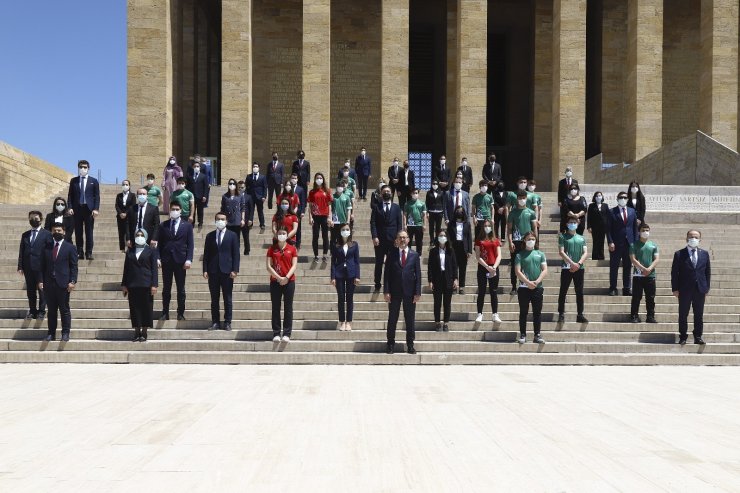 Bakan Kasapoğlu, 19 Mayıs sebebiyle Anıtkabir’de düzenlenen törene katıldı