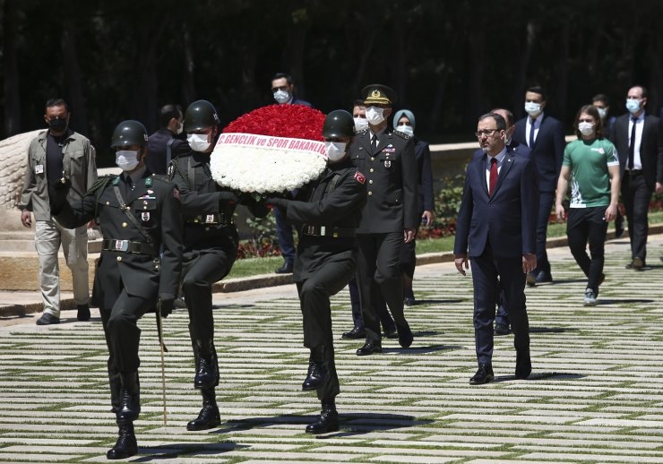 Bakan Kasapoğlu, 19 Mayıs sebebiyle Anıtkabir’de düzenlenen törene katıldı