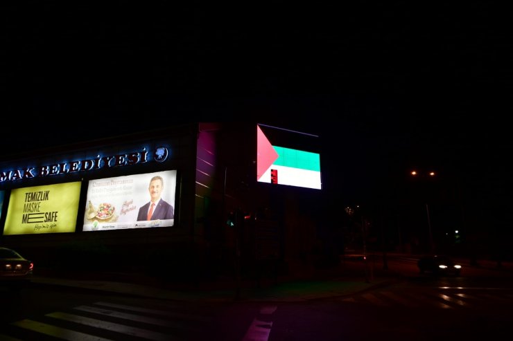 Mamak’ta led ekranlara Filistin Bayrağı yansıtıldı