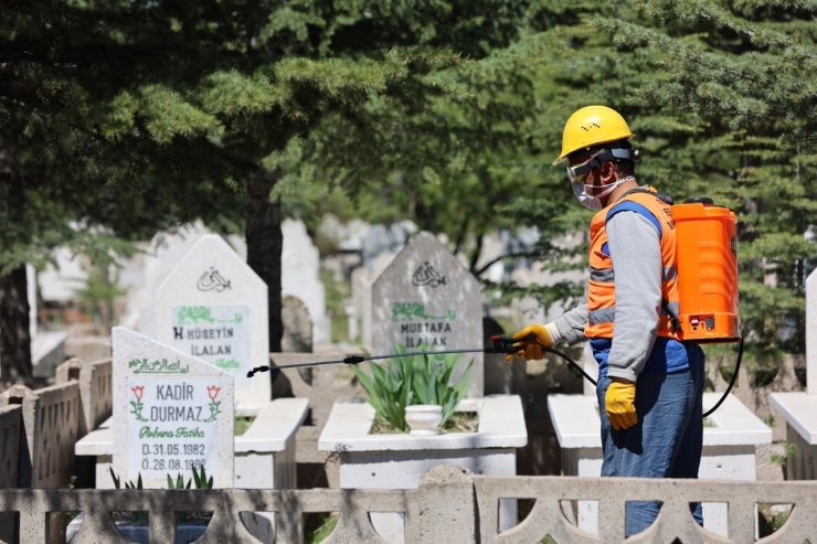 Mezarlıklarda yaz temizliği yapıldı