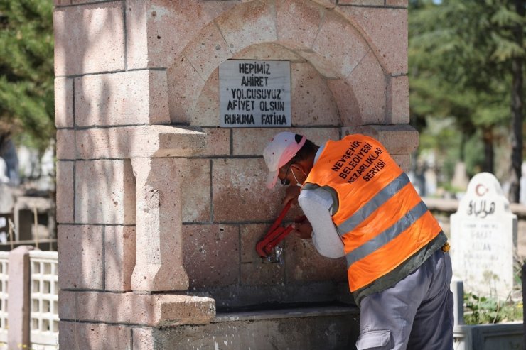 Mezarlıklarda yaz temizliği yapıldı