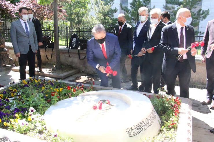 BBP Genel Başkanı Destici, Merhum Muhsin Yazıcıoğlu’nun kabrini ziyaret etti