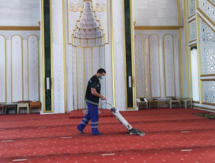 Keçiören’deki cami ve mezarlıklarda bayram temizliği