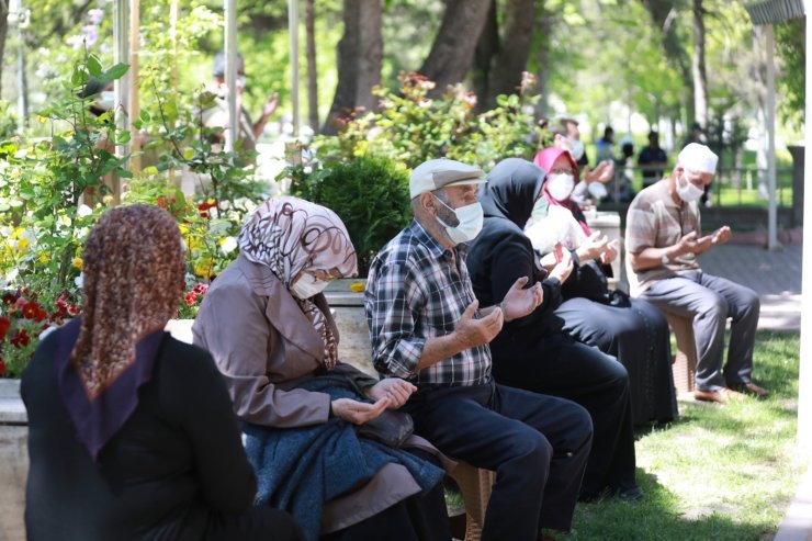 Başkan Palancıoğlu şehitlikte dua etti