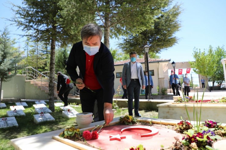 Vali Aydoğdu’dan Şehitliğe bayram ziyareti