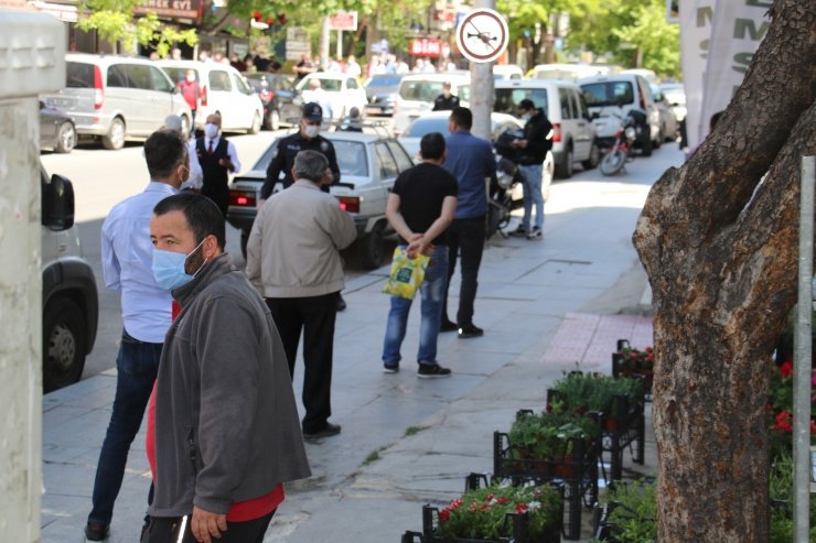 Başkentte ucuz baklava almak için vatandaşlar metrelerce kuyruk oluşturdu