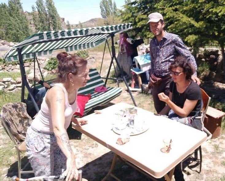 Muhtar unutulan çanta dolusu parayı peşinden gittiği turiste teslim etti