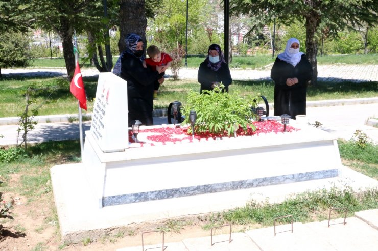 Ramazan Bayramı öncesi şehitlik ziyaret edildi