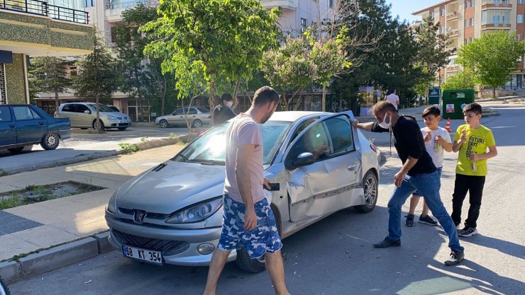 Kazaya karışan maskesiz sürücü kameramana su atıp, küfredip yumrukladı