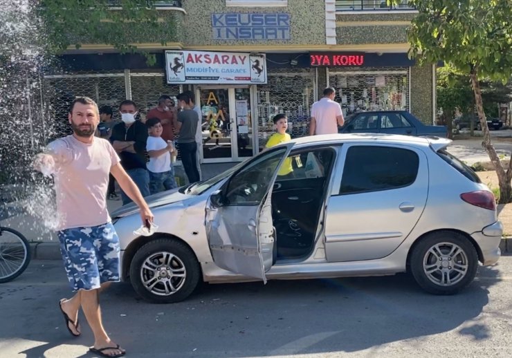 Kazaya karışan maskesiz sürücü kameramana su atıp, küfredip yumrukladı