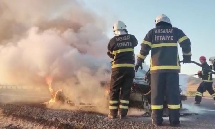 Seyir halindeyken alev alan araç küle döndü, sürücü son anda kurtuldu