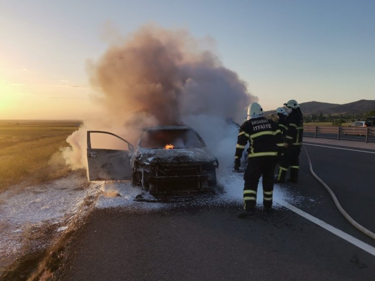 Seyir halindeyken alev alan araç küle döndü, sürücü son anda kurtuldu