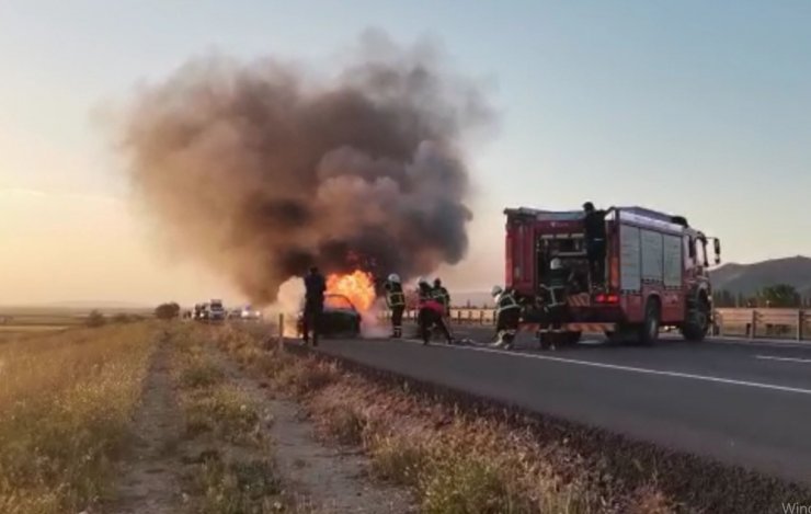 Seyir halindeyken alev alan araç küle döndü, sürücü son anda kurtuldu