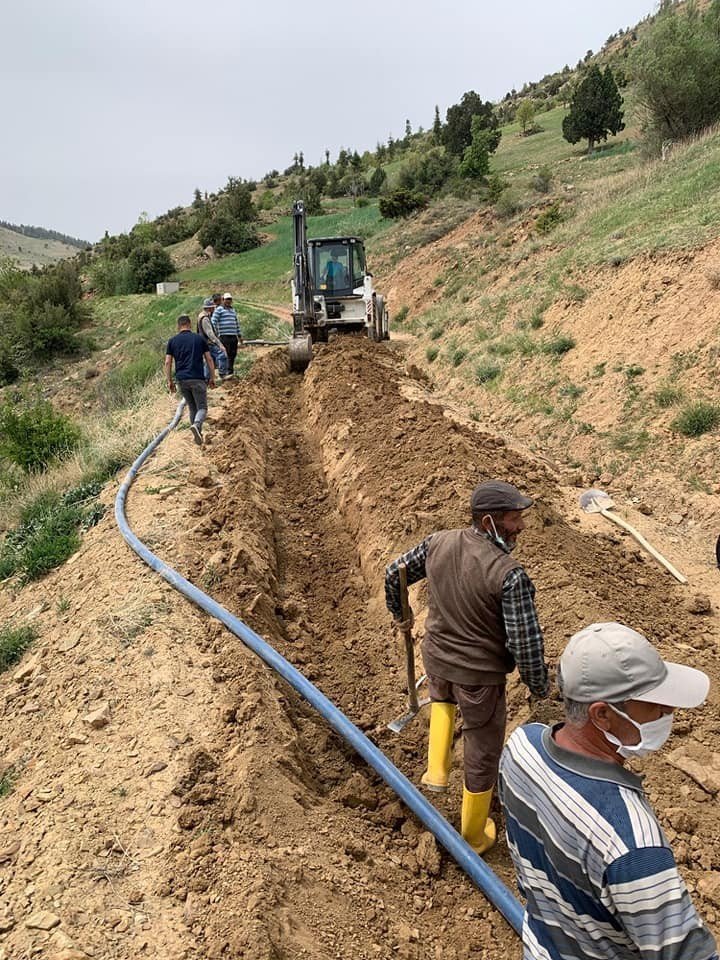 İmece usulü ile 2 bin 500 metre su borusu döşediler