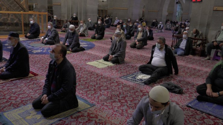 Kayseri’de sosyal mesafeli bayram namazı kılındı