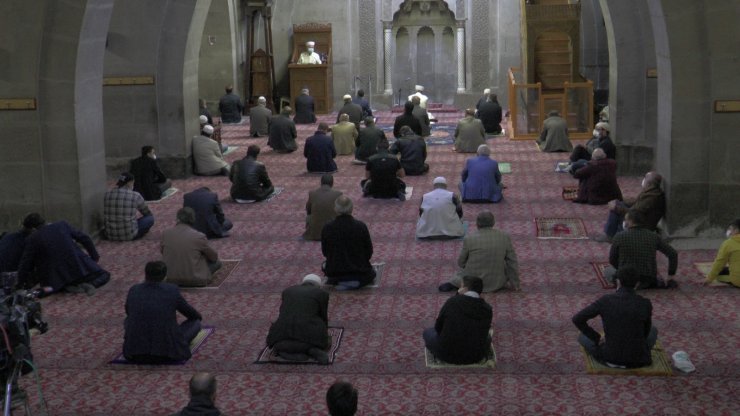 Kayseri’de sosyal mesafeli bayram namazı kılındı