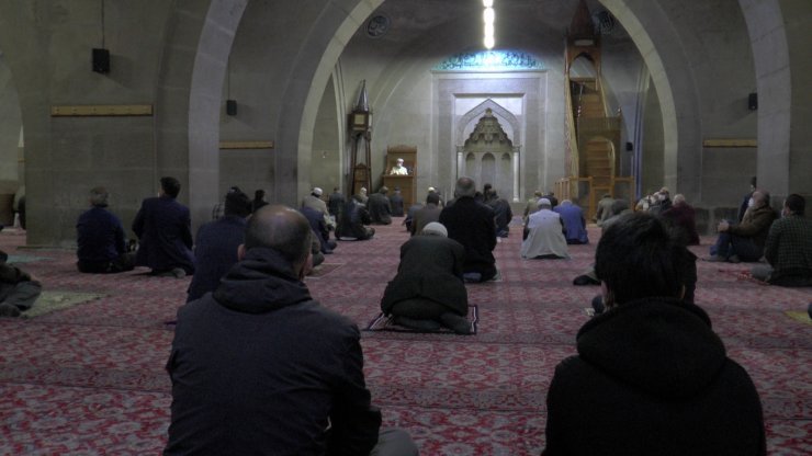 Kayseri’de sosyal mesafeli bayram namazı kılındı