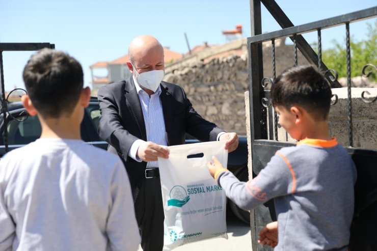 Başkan Çolakbayrakdar’dan çocukları mutlu eden bayram hediyesi