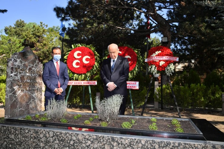 Devlet Bahçeli, bayramın ilk gününde Alparslan Türkeş’in kabrini ziyaret etti