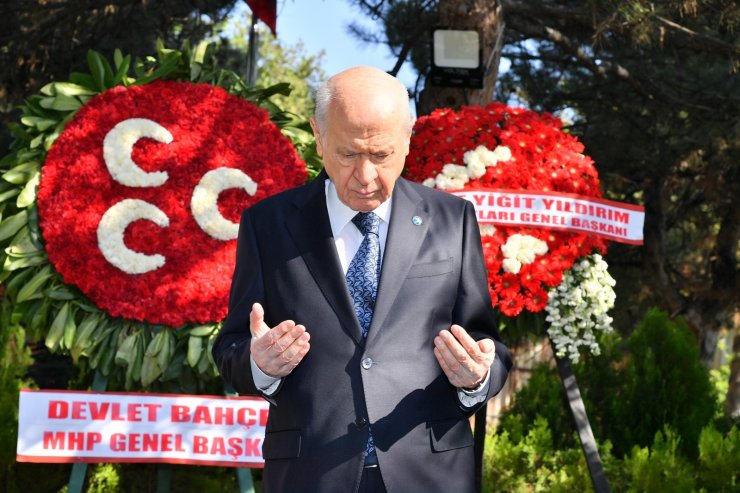 Devlet Bahçeli, bayramın ilk gününde Alparslan Türkeş’in kabrini ziyaret etti