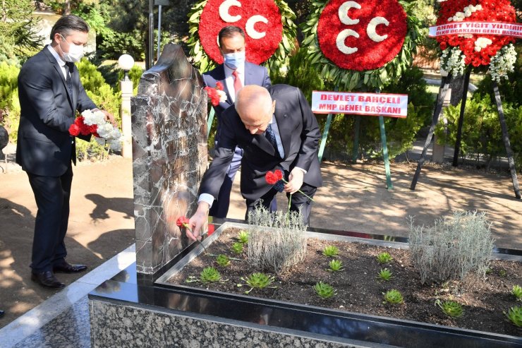 Devlet Bahçeli, bayramın ilk gününde Alparslan Türkeş’in kabrini ziyaret etti