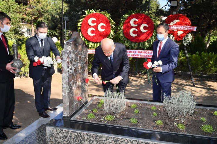 Devlet Bahçeli, bayramın ilk gününde Alparslan Türkeş’in kabrini ziyaret etti