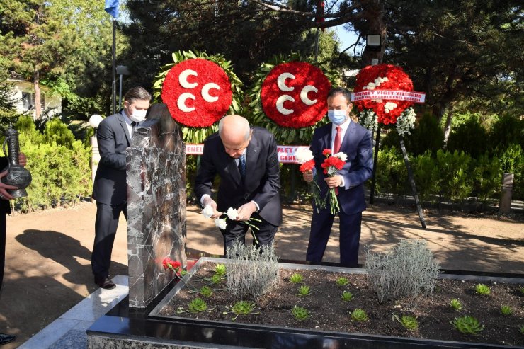 Devlet Bahçeli, bayramın ilk gününde Alparslan Türkeş’in kabrini ziyaret etti