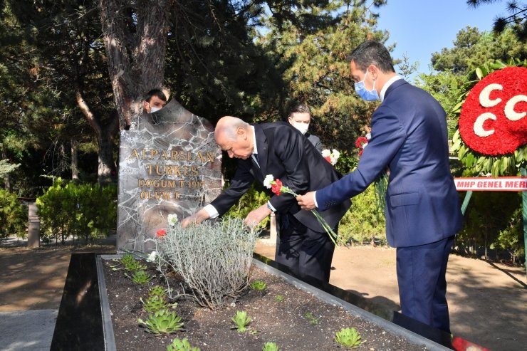 Devlet Bahçeli, bayramın ilk gününde Alparslan Türkeş’in kabrini ziyaret etti