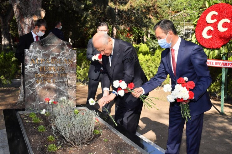 Devlet Bahçeli, bayramın ilk gününde Alparslan Türkeş’in kabrini ziyaret etti