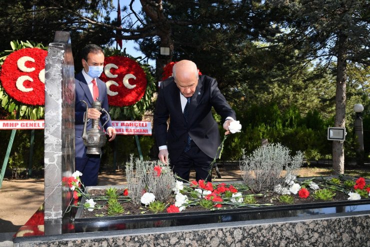 Devlet Bahçeli, bayramın ilk gününde Alparslan Türkeş’in kabrini ziyaret etti