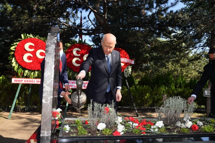 Devlet Bahçeli, bayramın ilk gününde Alparslan Türkeş’in kabrini ziyaret etti