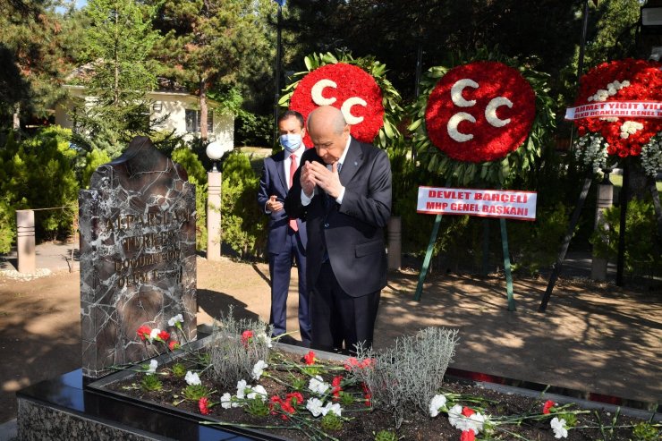 Devlet Bahçeli, bayramın ilk gününde Alparslan Türkeş’in kabrini ziyaret etti