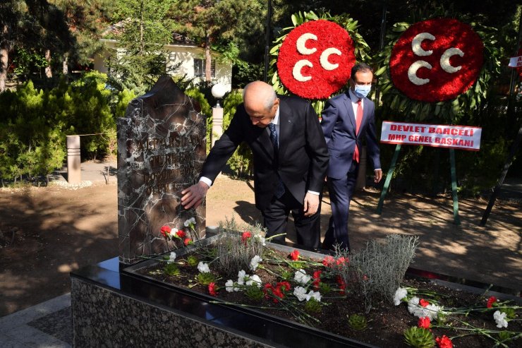 Devlet Bahçeli, bayramın ilk gününde Alparslan Türkeş’in kabrini ziyaret etti