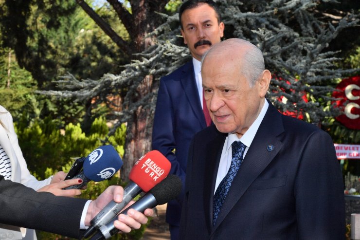 Devlet Bahçeli, bayramın ilk gününde Alparslan Türkeş’in kabrini ziyaret etti