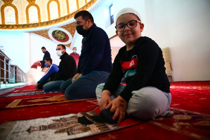 Nevşehir’de korona virüs tedbirli bayram namazı kılındı