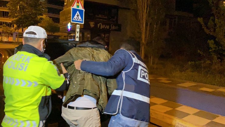 Sevgilisini darp edip zorla kaçırmak isterken yakalandı, CD ve arabasının derdine düştü