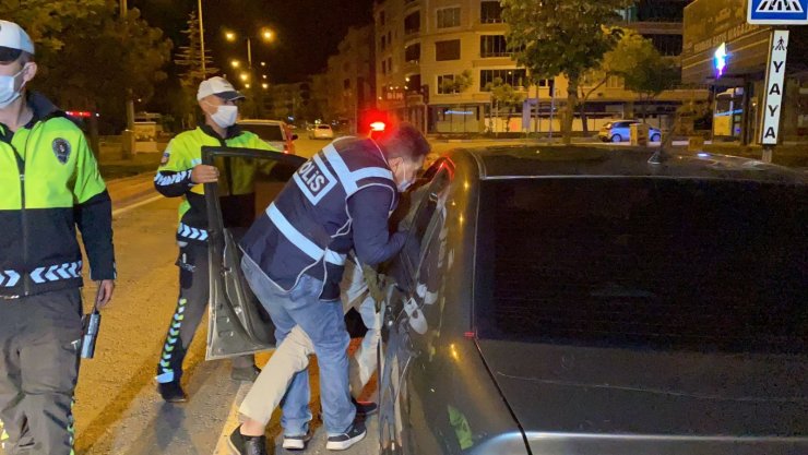 Sevgilisini darp edip zorla kaçırmak isterken yakalandı, CD ve arabasının derdine düştü