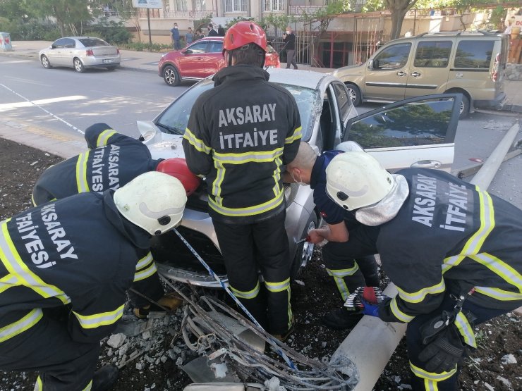 Kazaya karışan maskesiz sürücü kameramana su atıp, küfredip yumrukladı