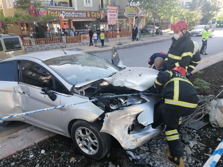 Kazaya karışan maskesiz sürücü kameramana su atıp, küfredip yumrukladı