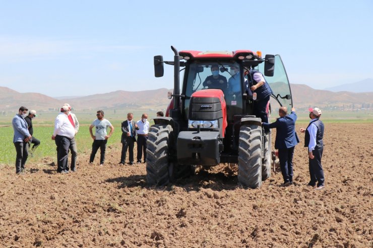 Vali traktörle tarlayı sürüp çapa yaptı, kadın çiftçilere gül verdi