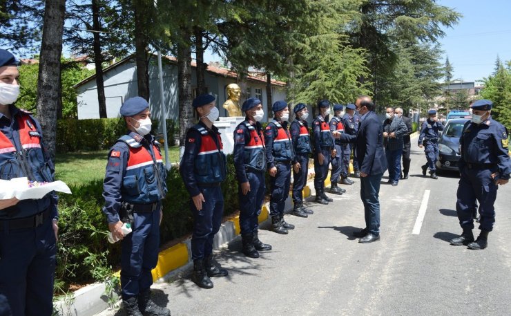 Kaymakam Demirkol’dan sürücülere çikolata ikramı