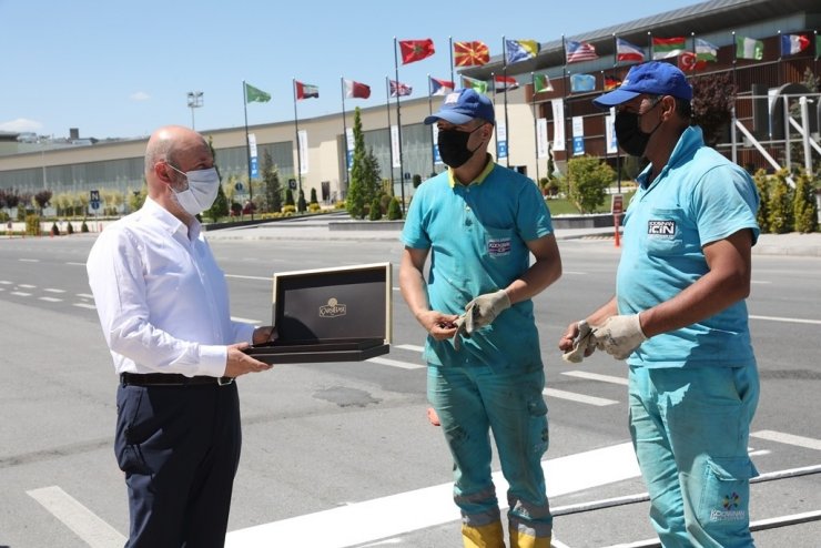 Başkan Çolakbayrakdar, tam kapanmayı fırsata çeviren saha ekibiyle bayramlaştı