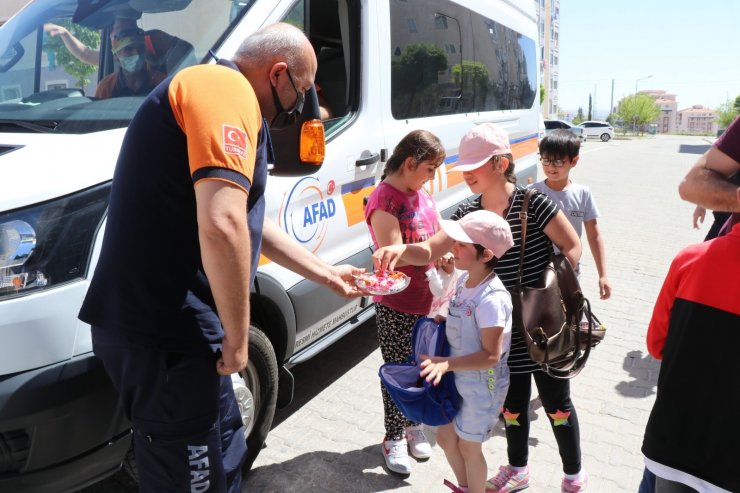 Sokaktaki çocuklar şekerleri verilip maskeleri takıldıktan sonra evlerine gönderildi