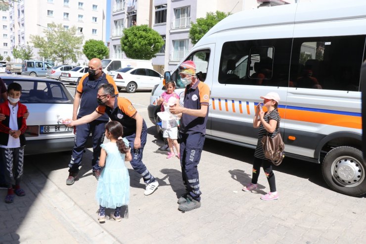 Sokaktaki çocuklar şekerleri verilip maskeleri takıldıktan sonra evlerine gönderildi