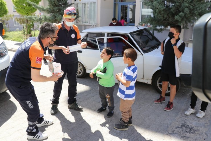 Sokaktaki çocuklar şekerleri verilip maskeleri takıldıktan sonra evlerine gönderildi